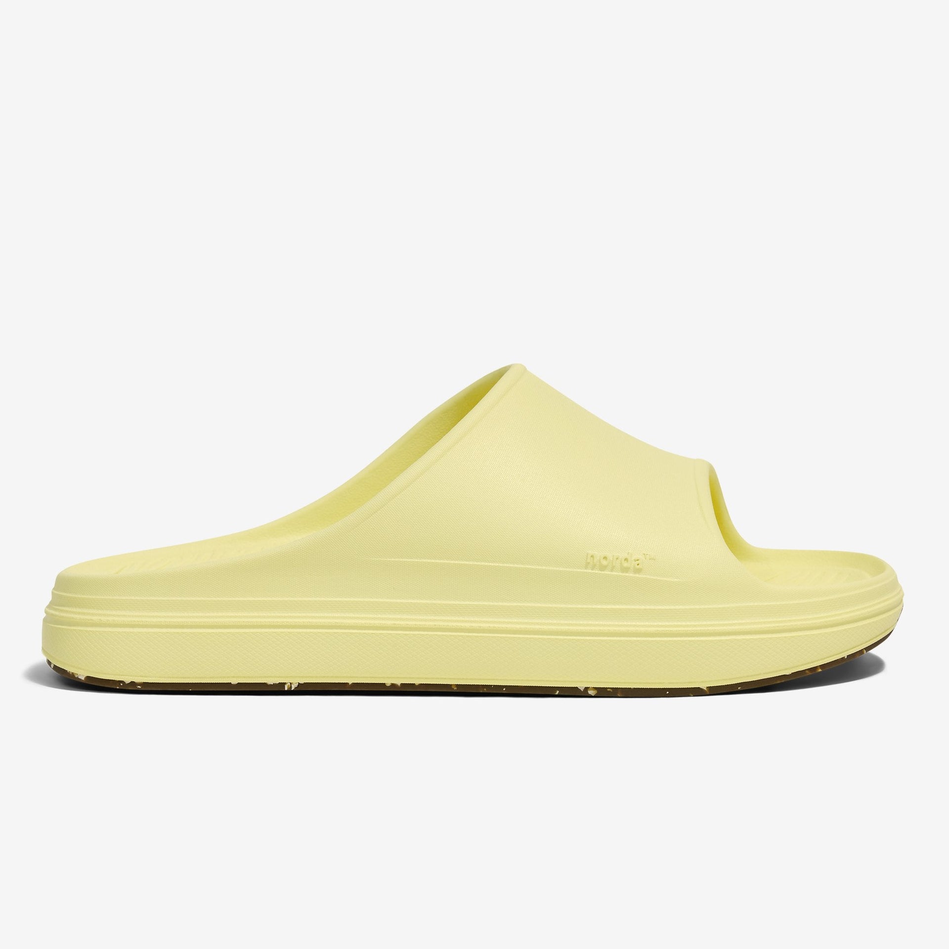  The norda™ 008 recovery slide supports your feet post-run with arch support, soft foam, and a grippy Vibram® ECOSTEP sole.