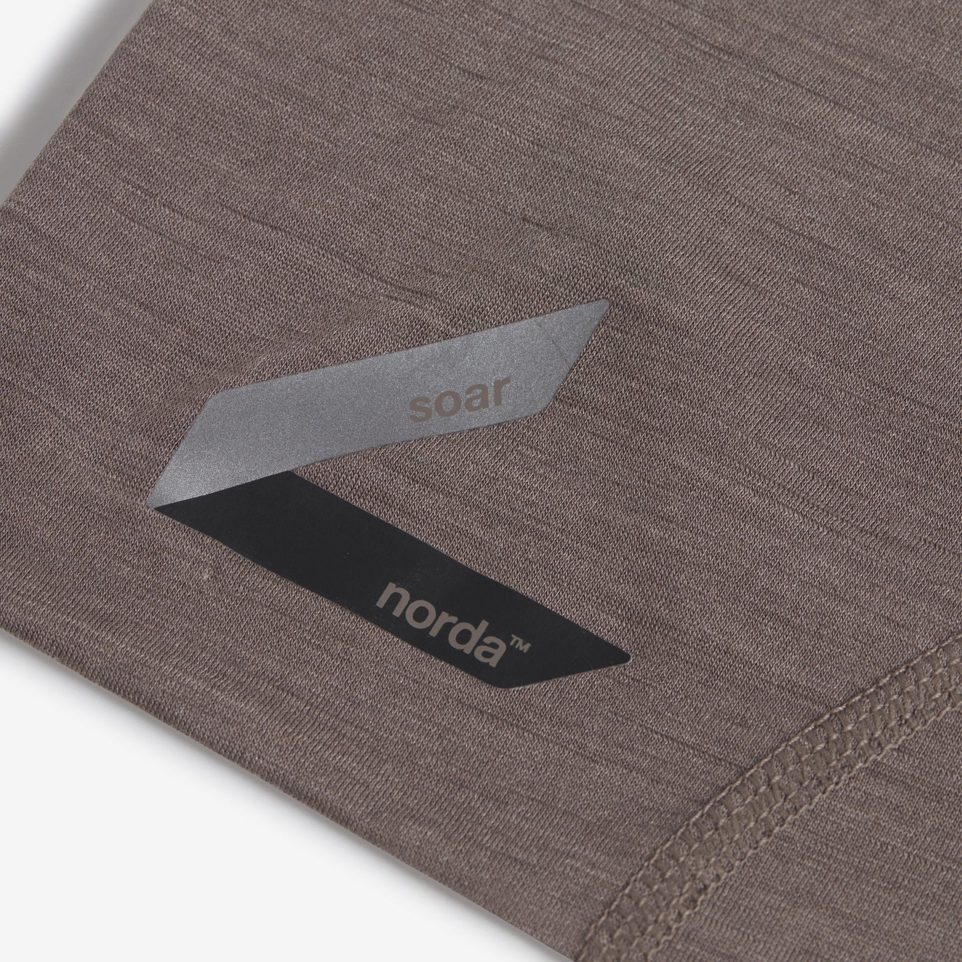 Merino Silk Beanie norda x Soar/Deep Taupe Logo Detail